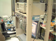  培養室（左） パッチクランプの実験セット 